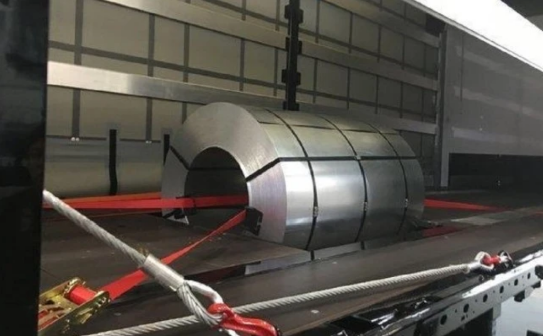 饿死不拉钢卷运费低还危险看看外国司机是用什么车运输的