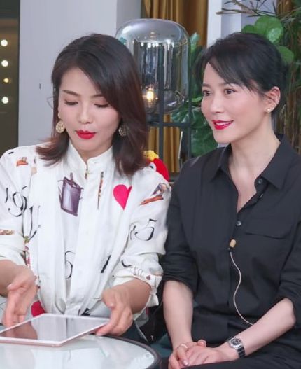 俞飞鸿和刘涛不愧是生图女神直播镜头下纤挑迷人配红唇真高级