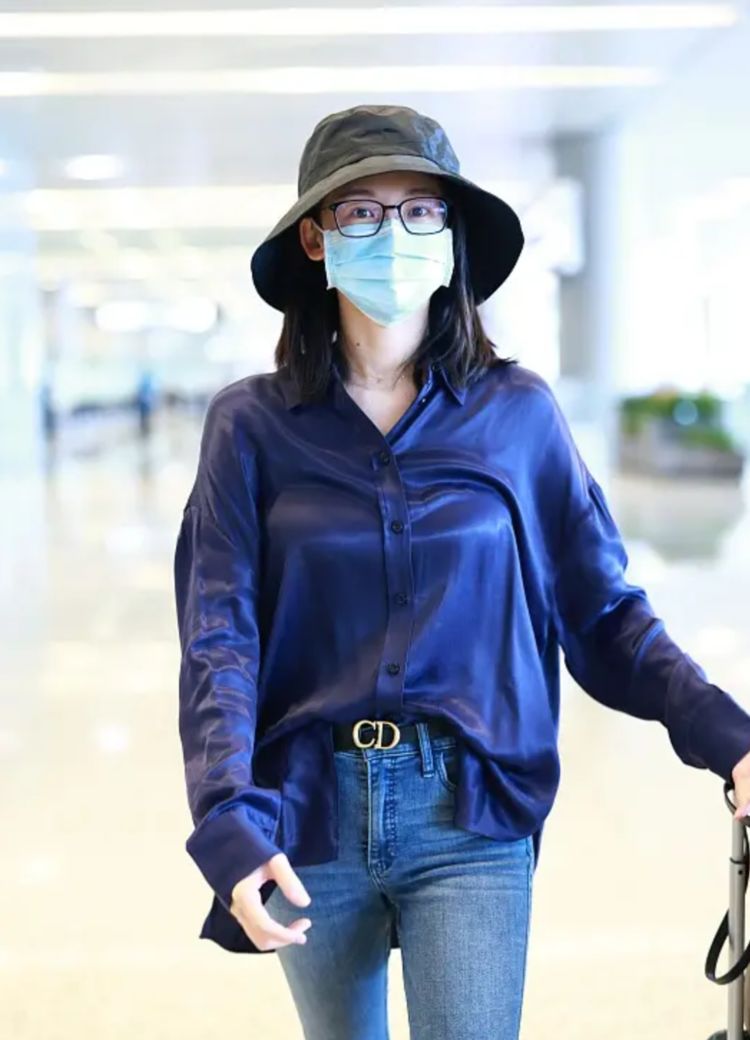 苗苗躲过产后发福,穿绸缎衬衣配牛仔裤走机场,华丽精致美出圈了