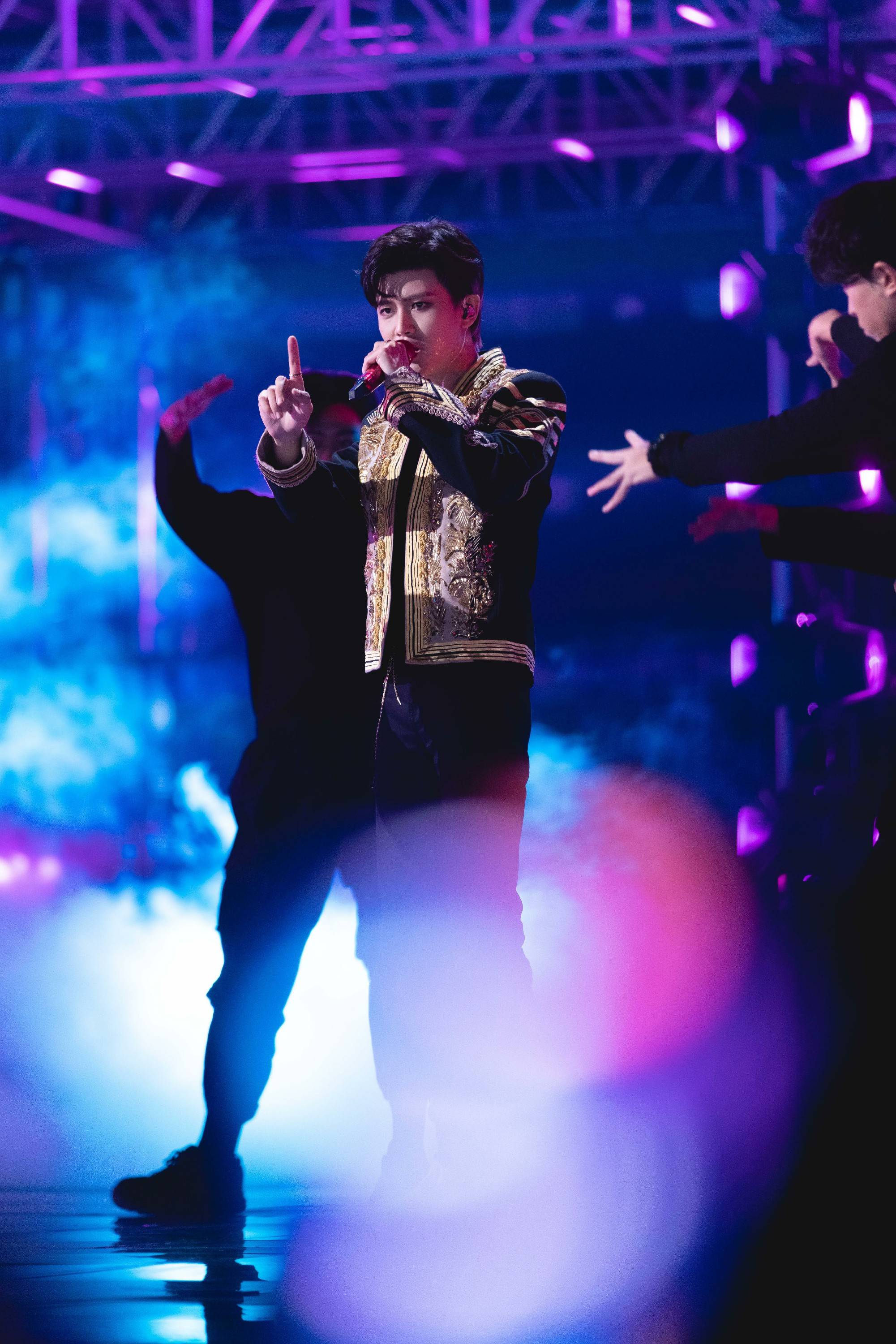 任嘉伦嗨唱616真心夜帅气满分燃爆全场