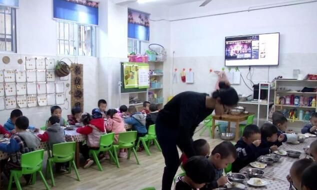 幼儿园老师帮孩子整理书包,翻出意想不到的东西,让老师很受伤休闲区蓝鸢梦想 - Www.slyday.coM 幼儿园老师帮孩子整理书包,翻出意想不到的东西,让老师很受伤休闲区蓝鸢梦想 - Www.slyday.coM