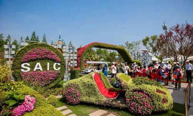 可爱,充满绿色科技元素的汽车花园