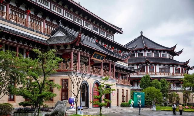 建筑高大宏伟让人感到气势恢宏,亭台阁楼间像游人展示了皇家的威严