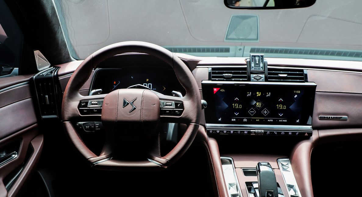 其实ds 9的豪华精髓更多是在内饰中,打开车门,就像进了一家包包和钟表