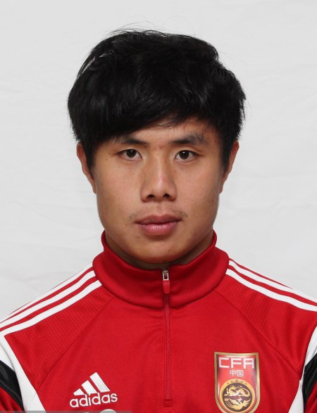 蒿俊闵的射门能力还是那么拉,那么大门,直接闷门将怀里了