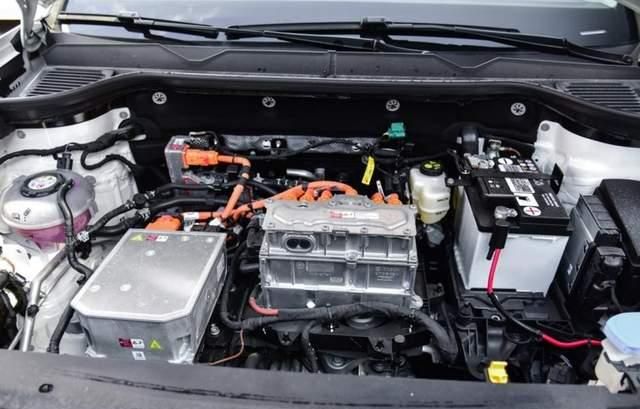 动力方面,这款车搭载的是永磁同步电动机,匹配了电动车单速变速箱,最