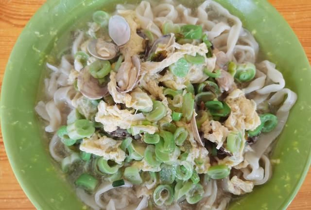 在海阳乡镇上吃了一碗十元钱的芸豆蛤肉打卤面,感觉挺不错