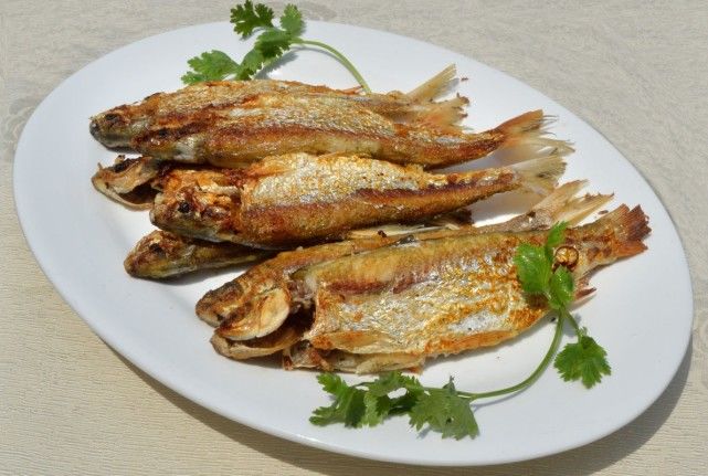 教你煎鱼的正确方法,这么煎鱼不容易破皮,而且外观也好看