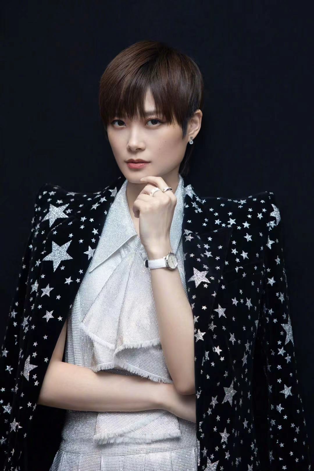 学李宇春穿黑白配加上点星星元素也可以美出高级感