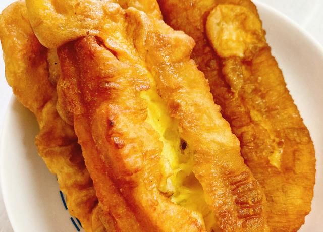 鸡蛋灌油条,无门头小店六点就排起长队