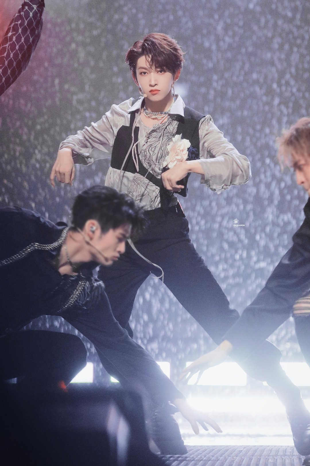 他们在舞台上表演了两首曲目,一个开场曲《山河图》,来自凤凰传奇;另