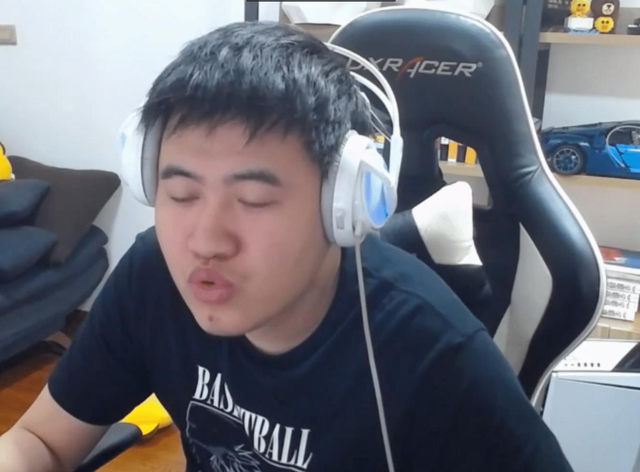 不仅如此,霸哥面对其他嘉宾的吐槽也一直面带笑容予以回应.