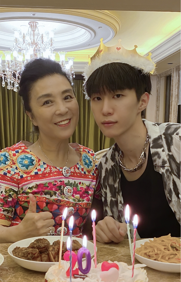 范冰冰叫范丞丞小孩晒p图合影庆21岁生日还没看到贾玲的祝福