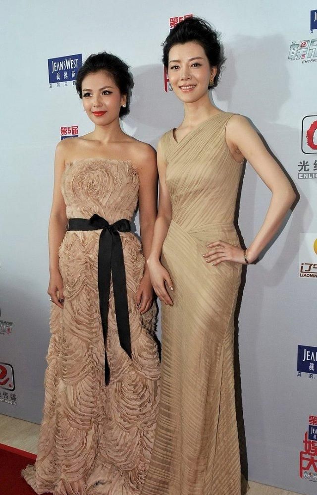 90斤车晓与110斤刘涛同框同穿金色礼服网友看完不想减肥了