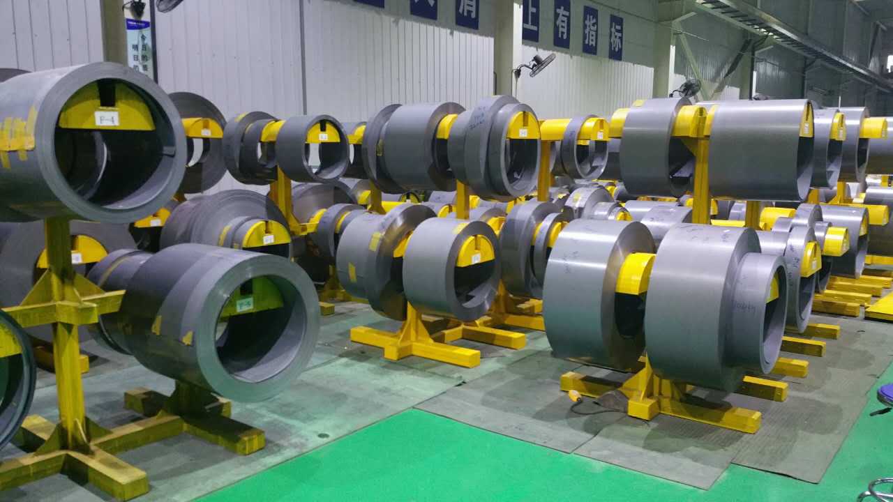 货车司机外出跑运输就是为了赚钱,而拉一卷钢卷是绝