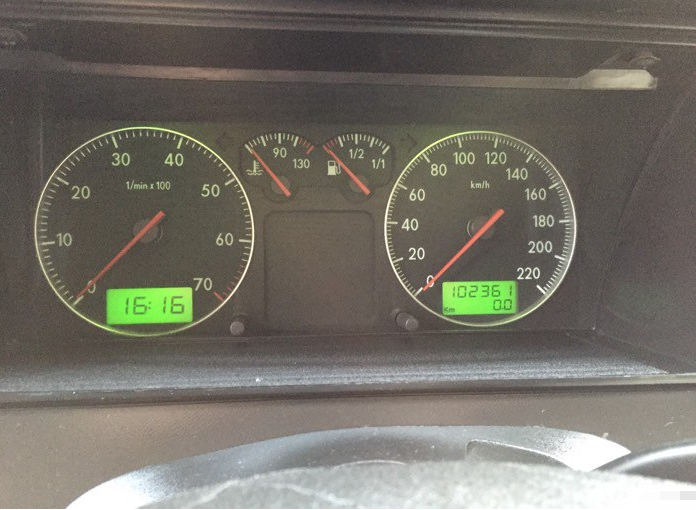 再来看看桑塔纳经典的仪表盘,简洁明了的数字,仪表盘显示10.