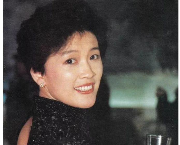 国家一级演员宋春丽现状曝光,结婚34年没子女,61岁才当上母亲