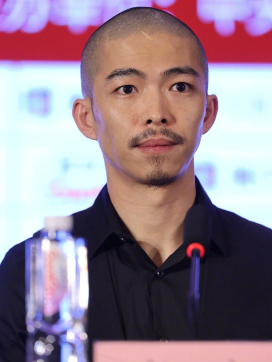 药神里的黄毛换发型了!剃了个寸头和马丽合作,网友:这造型好酷