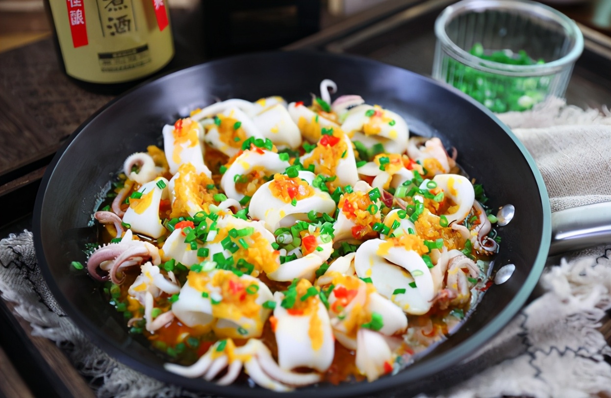 一个 / 白糖 一小勺 / 蒜头 5瓣 / 淀粉 1大勺 / 小葱 2棵2,鱿鱼用