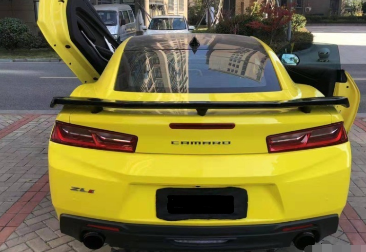 科迈罗zl1的车身上都有zl1的标志,加规版的尾灯造型和国内在售的rs