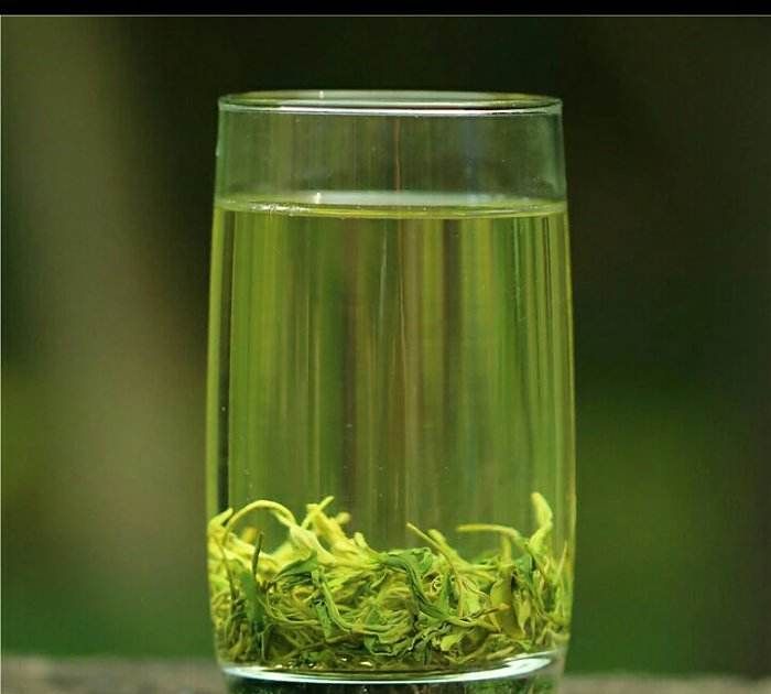 柳芽茶使用刚刚出来晾干的柳芽,然后用开水和茶一起冲泡.