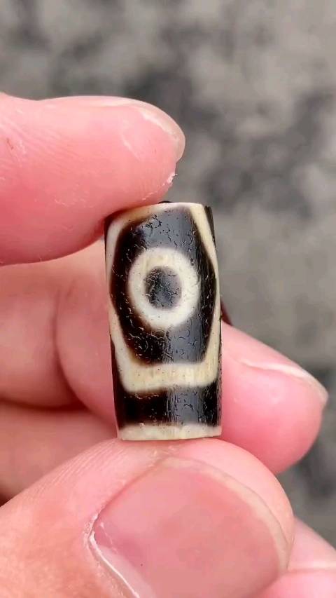 千年镶蚀金刚三眼断珠赏析至纯天珠