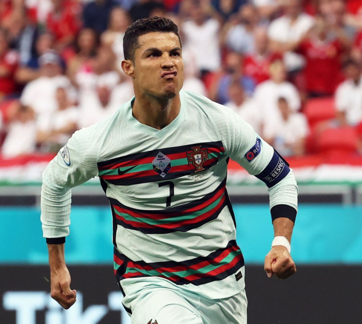 梅开二度!c罗一夜刷爆6大纪录,当选官方mvp,进球后疯狂庆祝