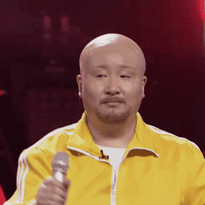 锤娜丽莎穿着东北大花棉袄,光头造型模仿腾格尔唱《日不落》