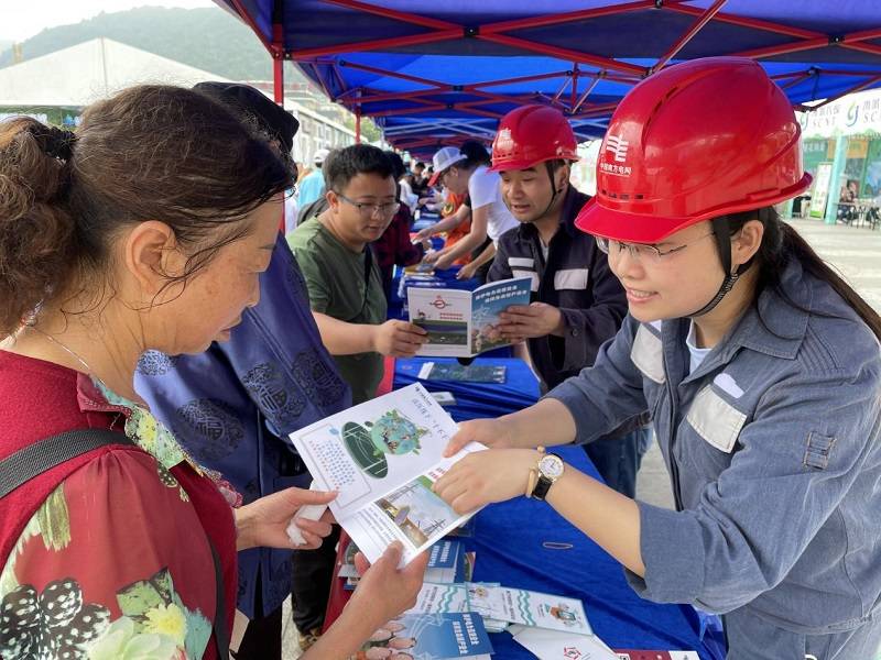 南方电网贵州六盘水水城供电局开展"安全用电宣传咨询日"活动