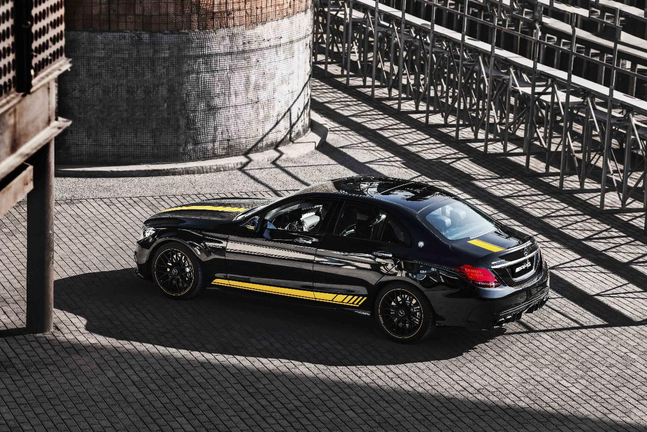 梅赛德斯-amg c 63暗夜特别版耀目上市售价98.88万元
