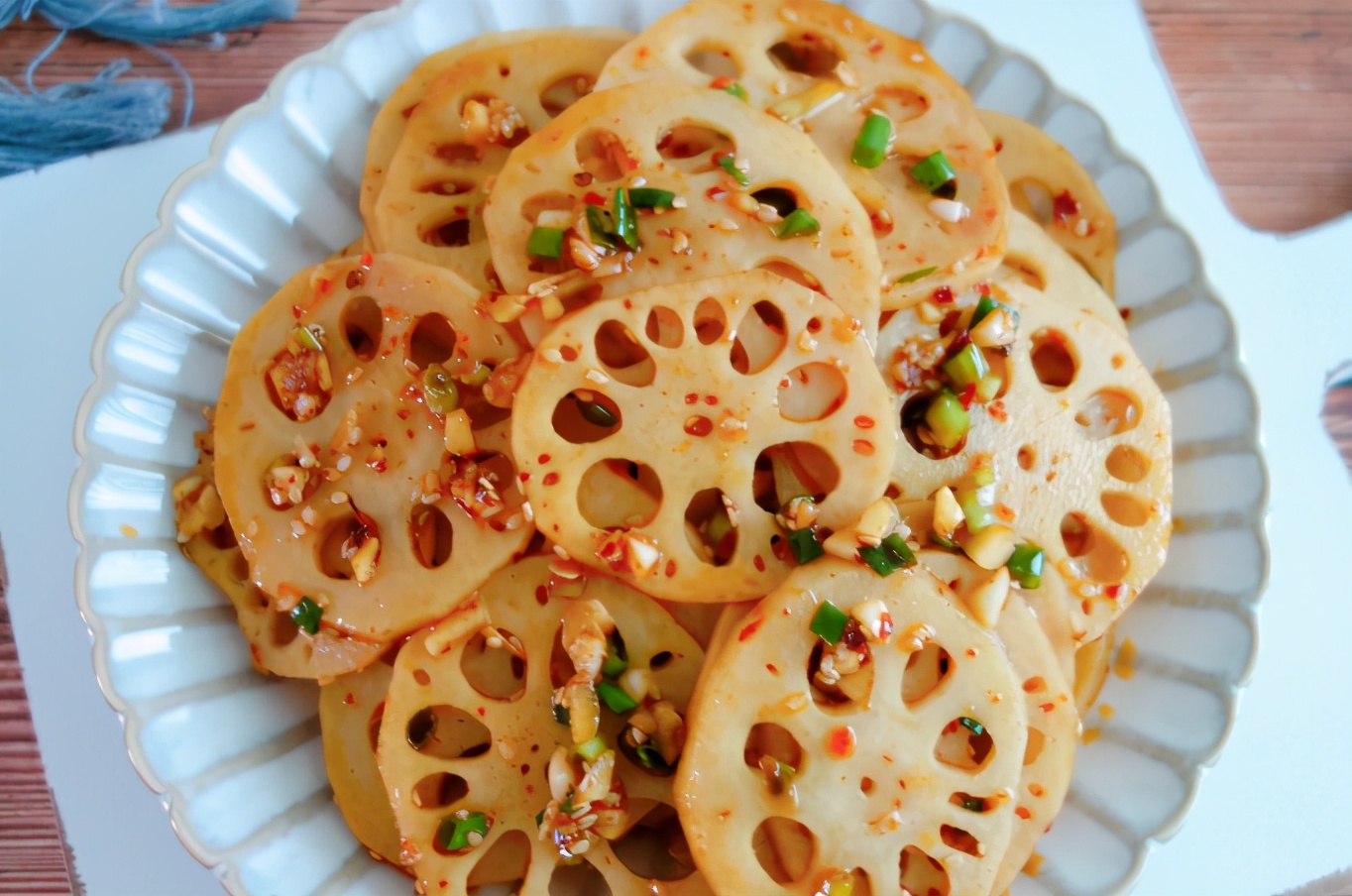 凉拌莲藕易发黑?大厨教你一招,牢记2点,藕片洁白脆爽,不发黑