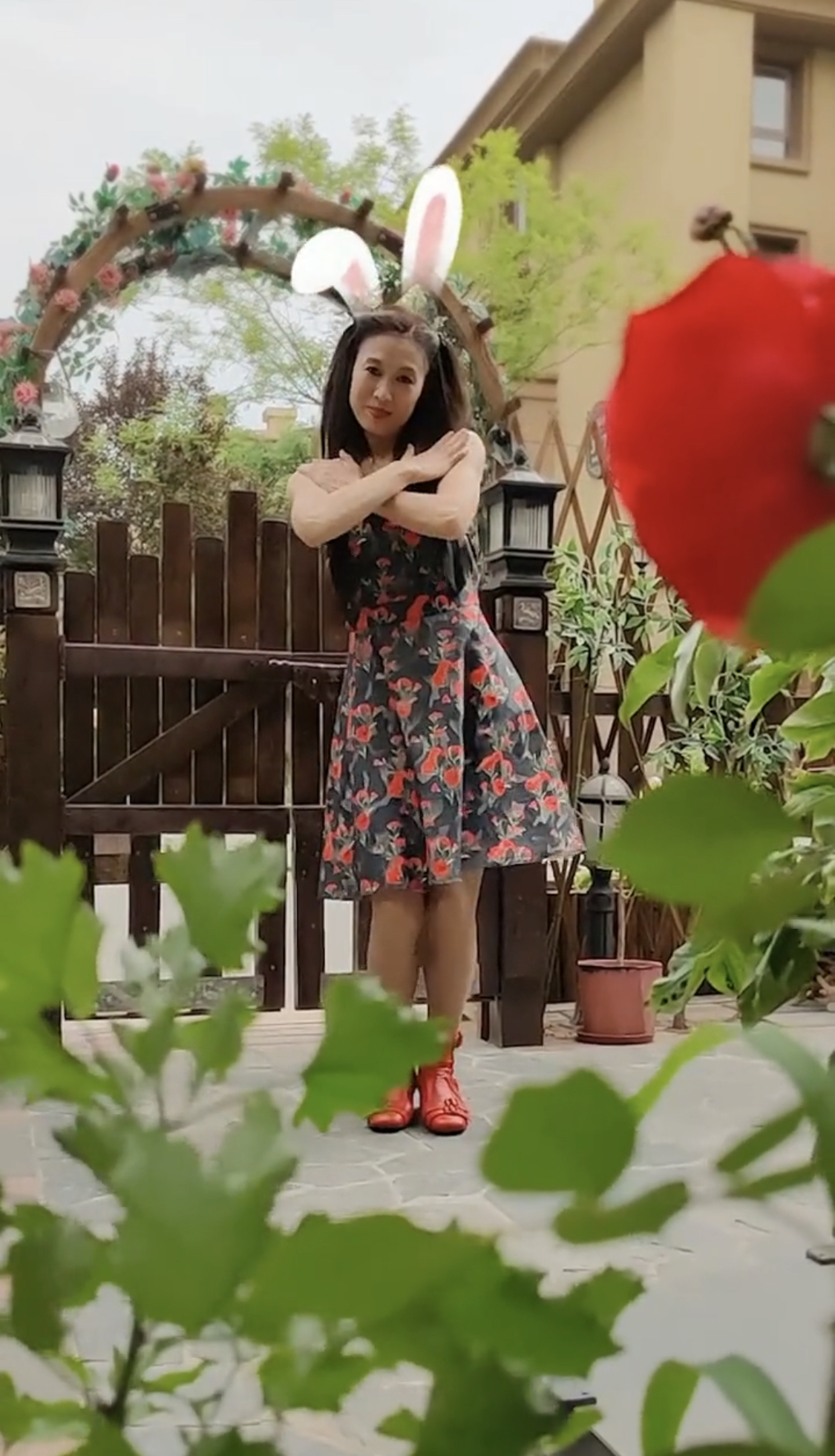 大郑爽不愧是老戏骨,虽然是60后,但身材的状态一点都不显老