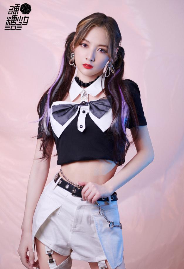 赵粤首染金发,穿"竹节袖"炫腹装现身机场,生图效果让人心动