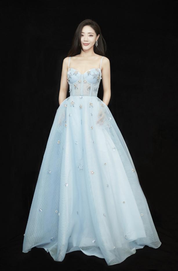 邓家佳离婚后太高调,芭比粉丝缎裙气质高级,被大长腿抢尽风头