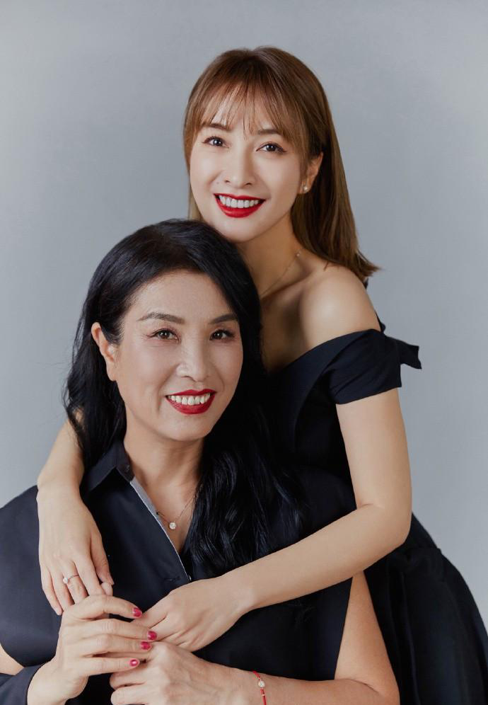 吴昕与妈妈拍照,她穿一身连衣裙与妈妈相配,两人看起来更像姐妹