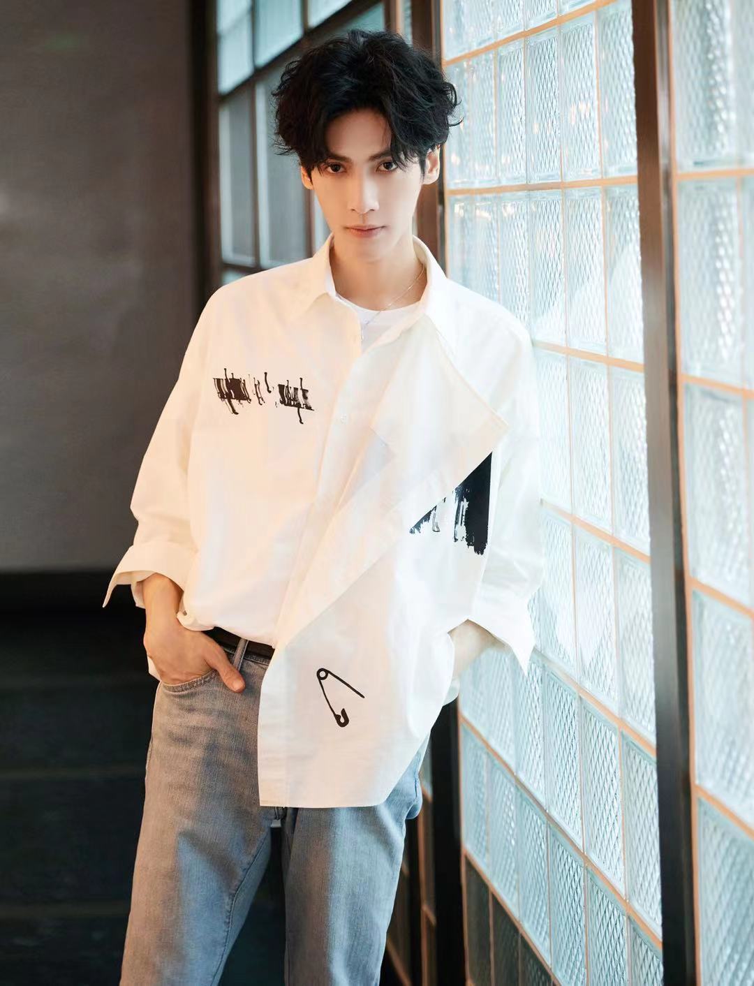 罗云熙这一身白色衬衫搭牛仔裤,晚夏的时候穿刚好