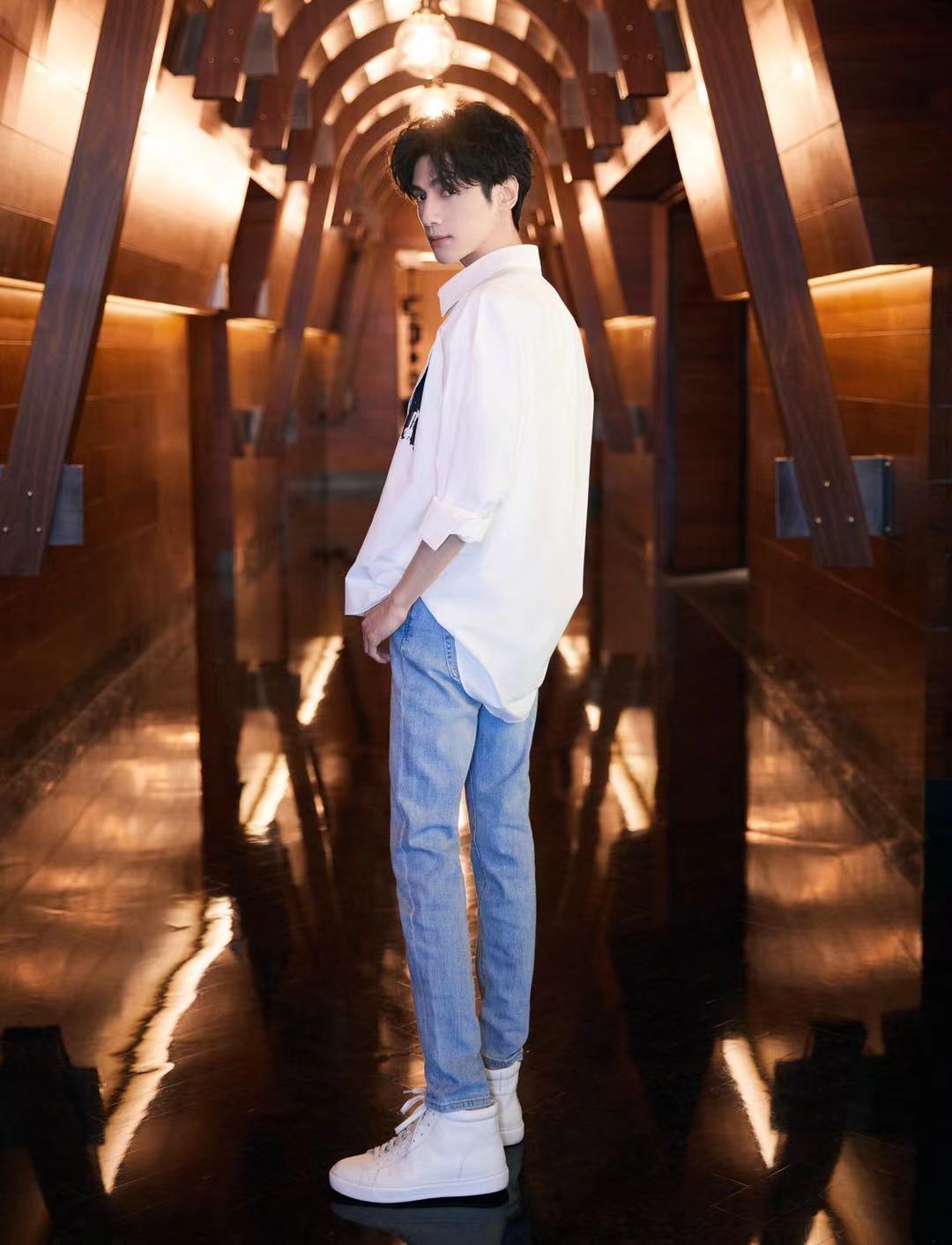 罗云熙这一身白色衬衫搭牛仔裤,晚夏的时候穿刚好