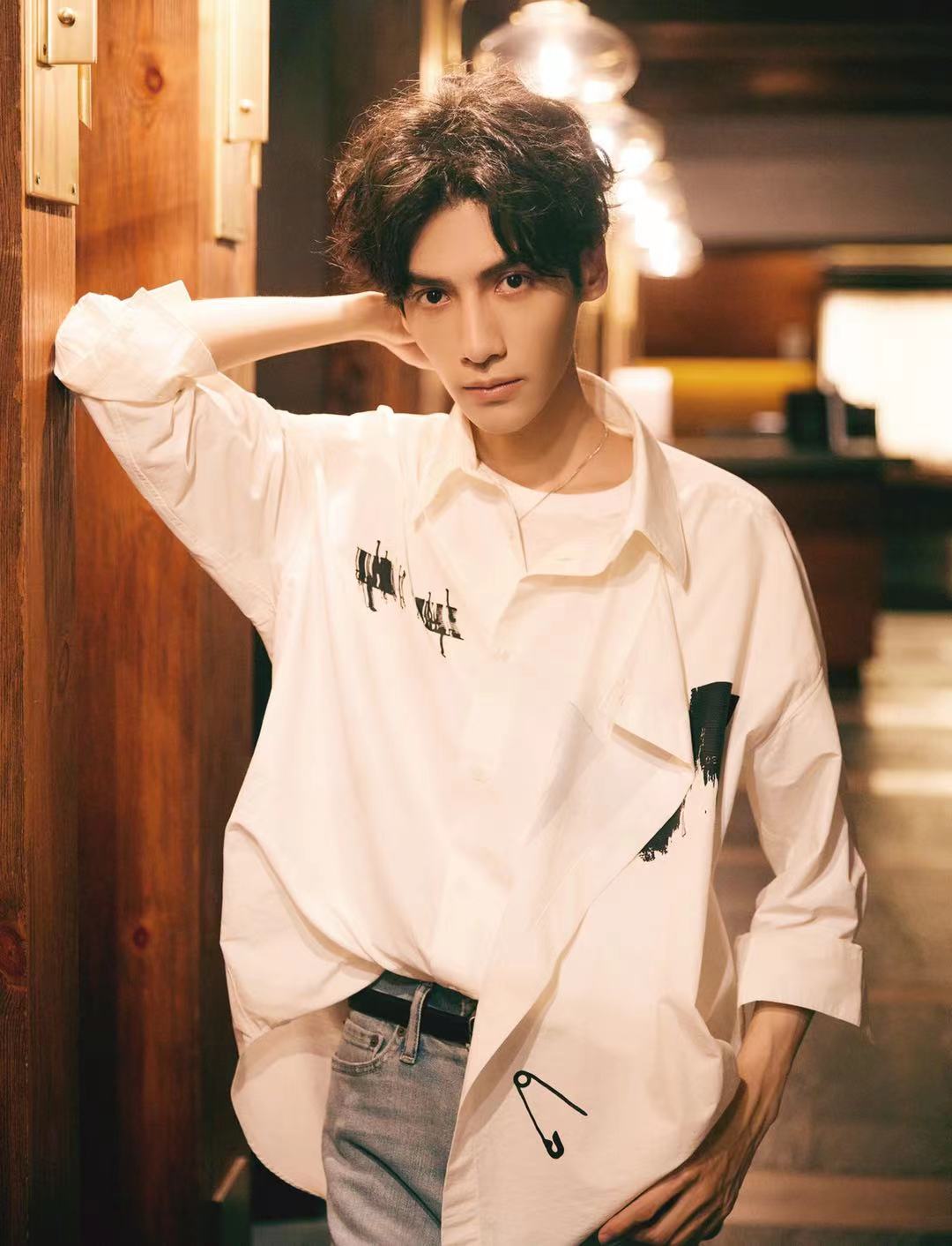 罗云熙这一身白色衬衫搭牛仔裤,晚夏的时候穿刚好