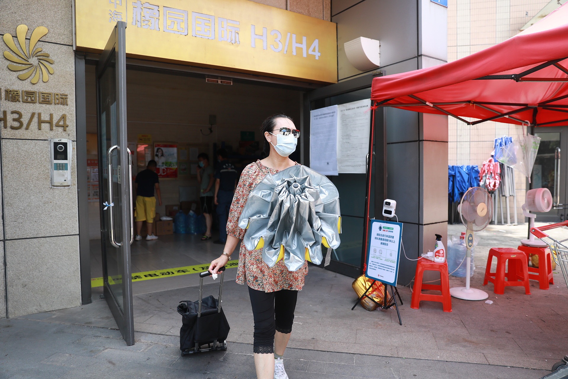 广州部分小区解封,居民走出家门