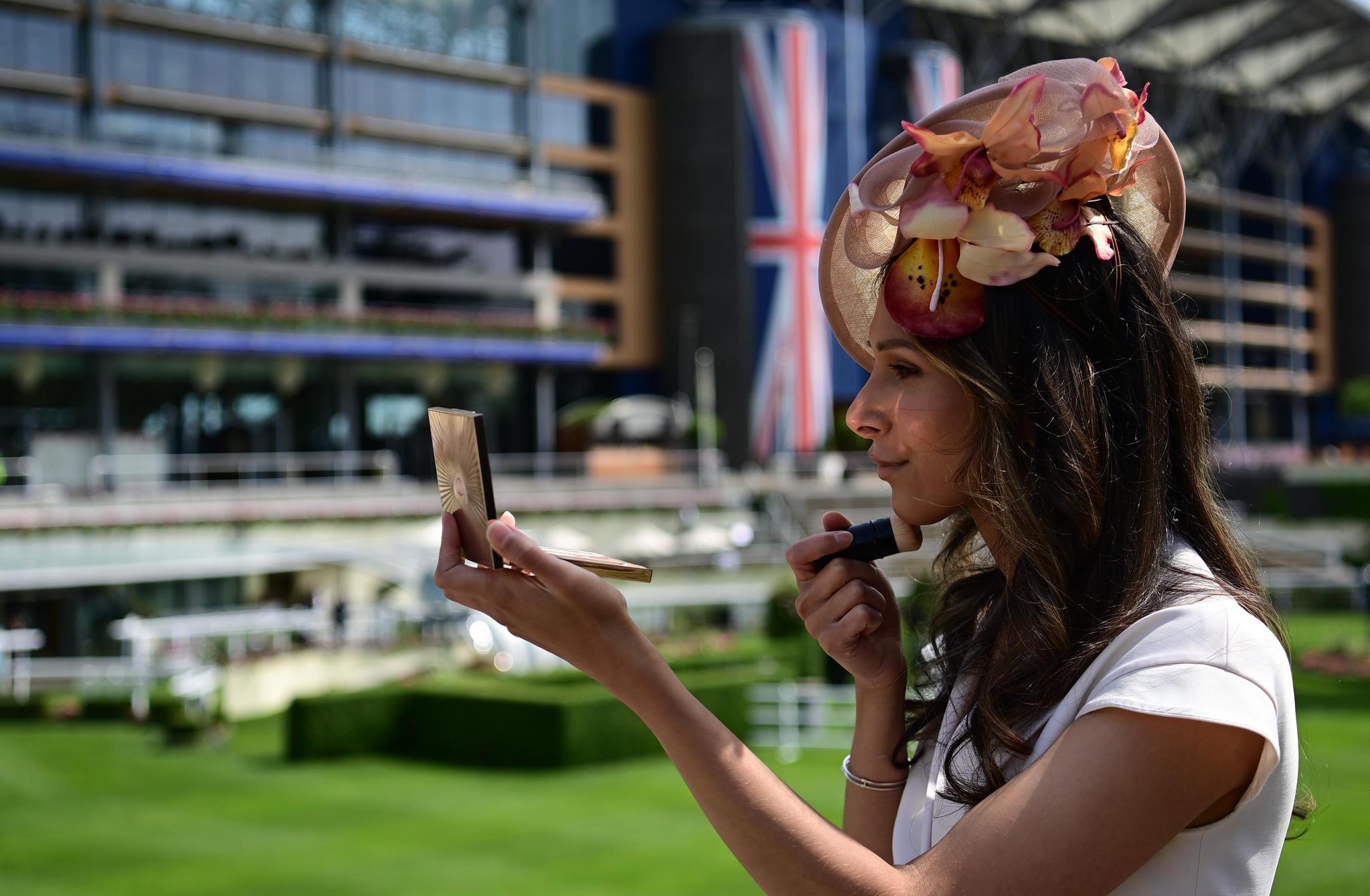 赛马会上的帽子盛宴