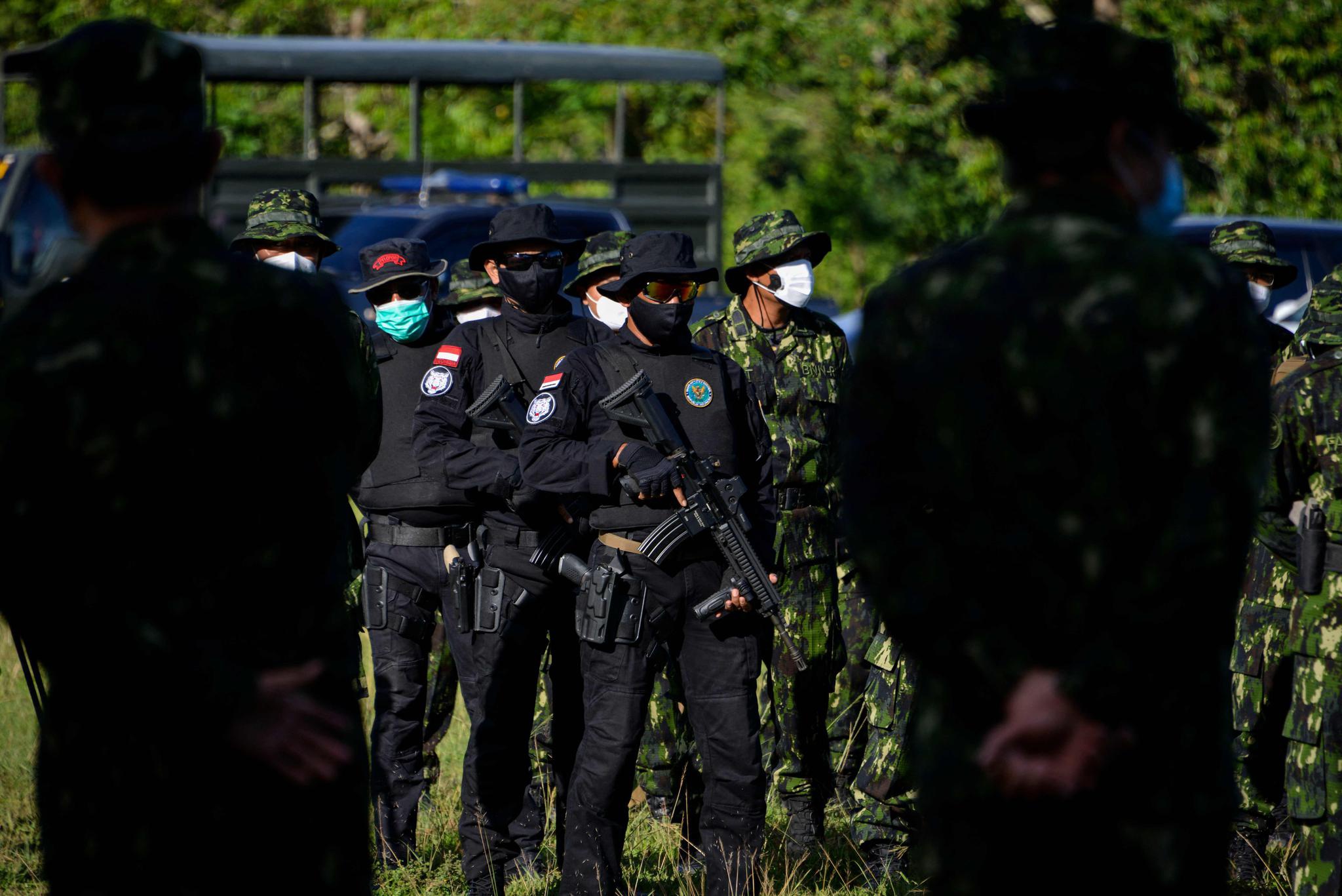 新华社/法新6月16日,警察在印度尼西亚亚齐参与捣毁大麻种植田的行动.