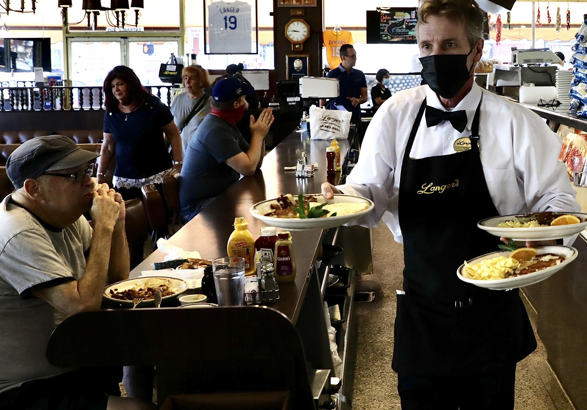 6月15日,民众在美国洛杉矶的一家餐厅用餐.新华社发