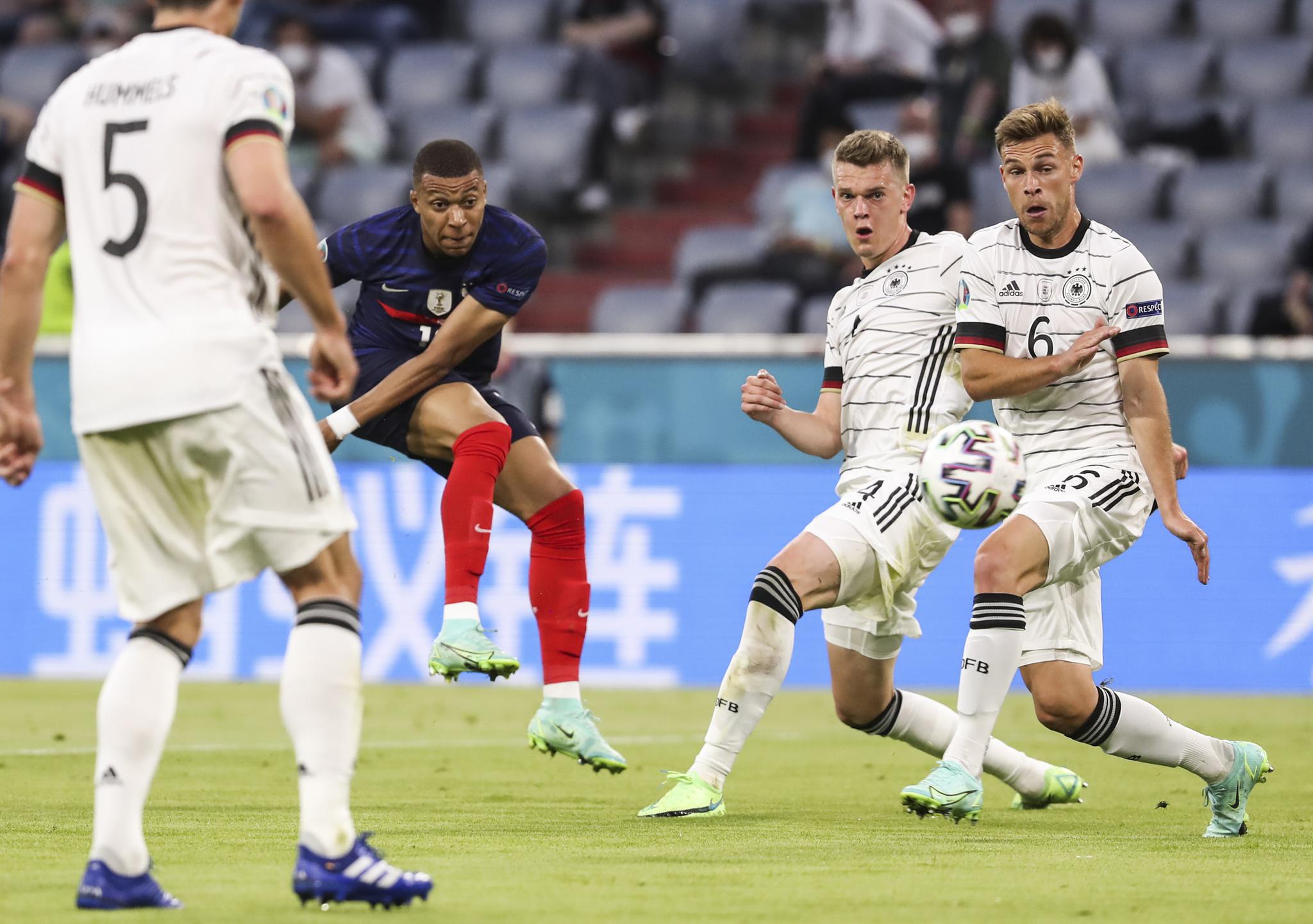 足球——欧锦赛小组赛:法国战胜德国