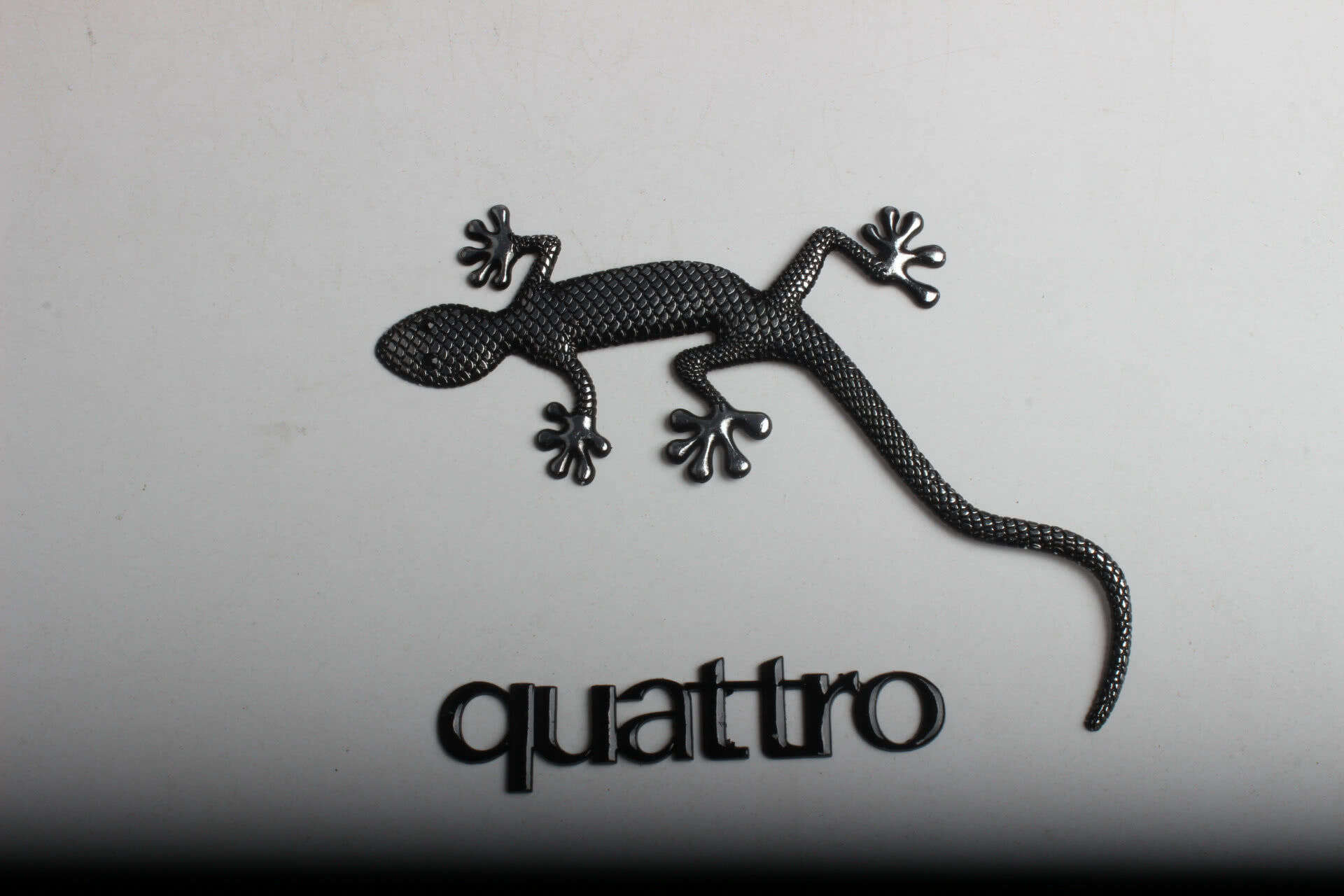 车屁股上贴"壁虎"是几个意思?修车师傅:现在知道还不晚