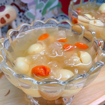 夏日清凉甜品银耳莲子枸杞糖水银耳羹