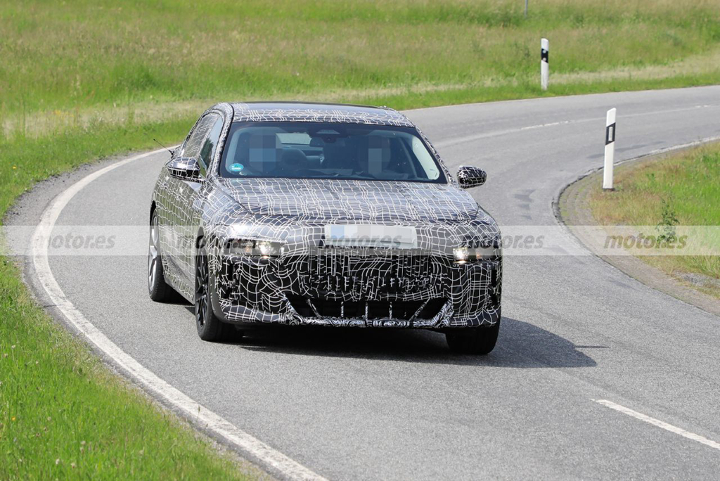 全新宝马7系谍照更多前脸细节曝光有望明年初发布