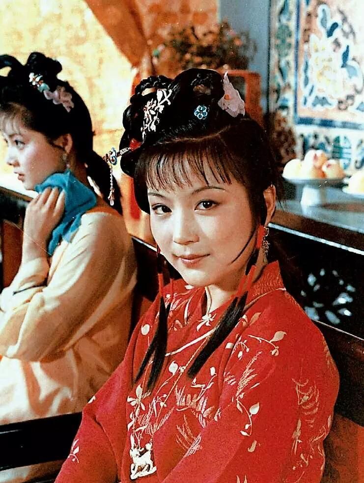 张玉屏离开后,角色再次进行调整,郭霄珍饰演史湘云,袁玫饰演郭霄珍