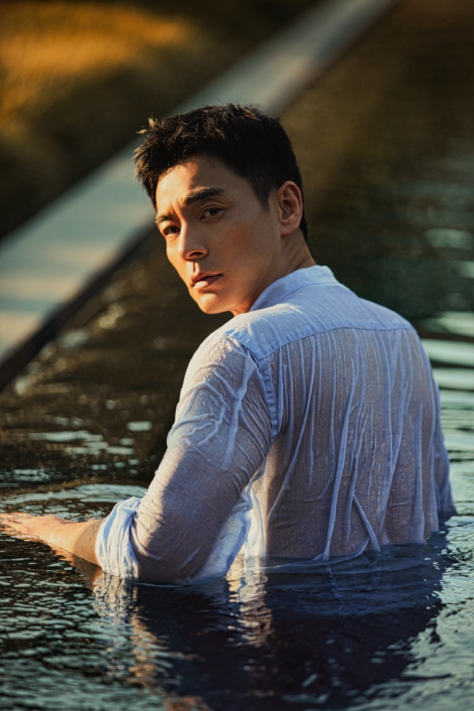 湿身照可以看出,李光洁的肌肉紧实,没有肥肉,拍这种风格透出来隐隐的