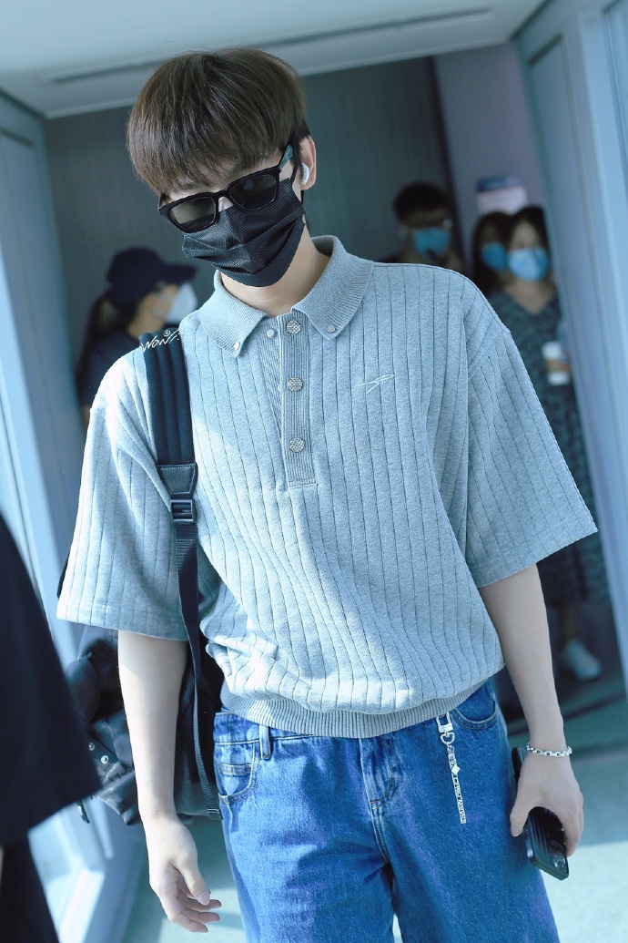 杨洋银扣polo上衣搭配挂链装饰牛仔裤身姿挺拔绅士而温柔令人心动