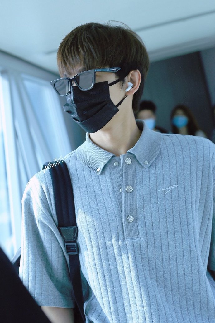 杨洋银扣polo上衣搭配挂链装饰牛仔裤身姿挺拔绅士而温柔令人心动